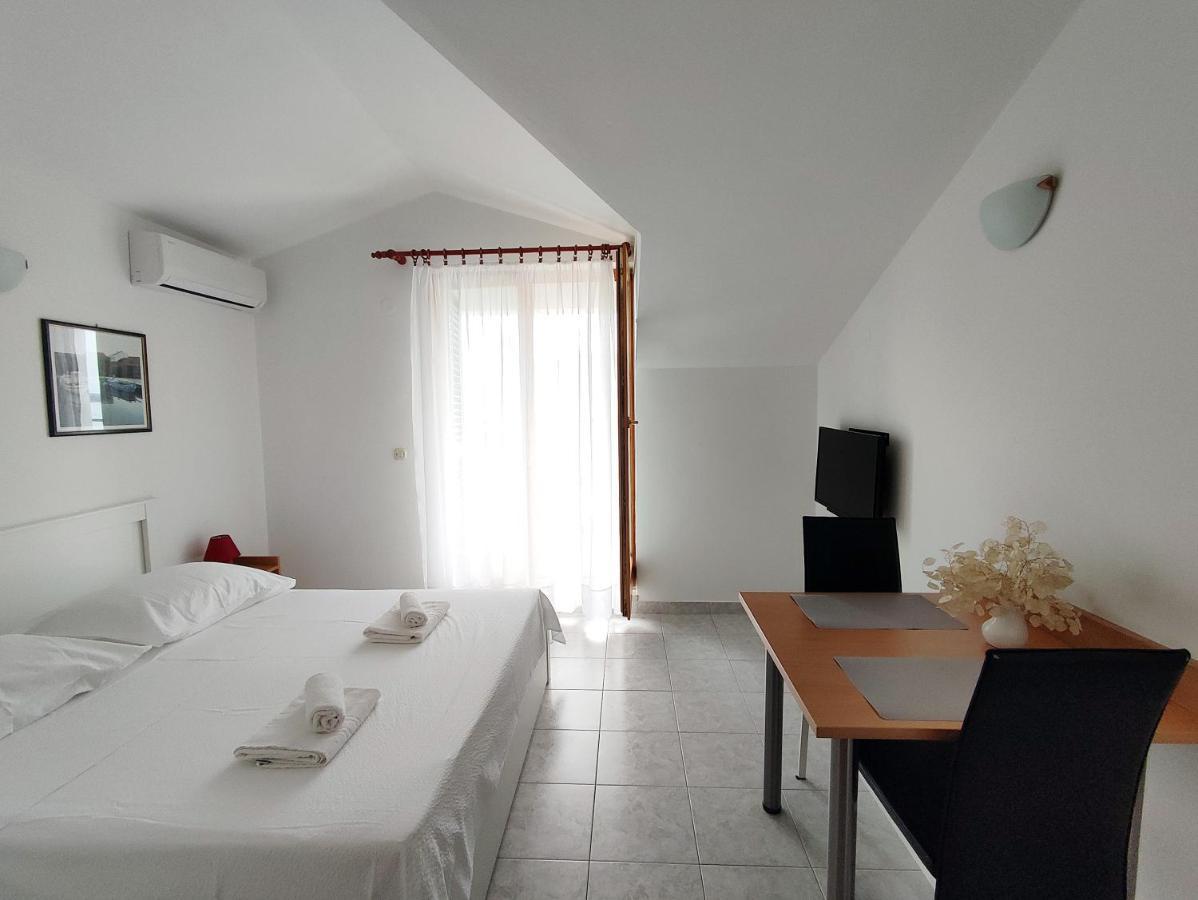 Apartments And Rooms Saric Jadrija Exterior foto
