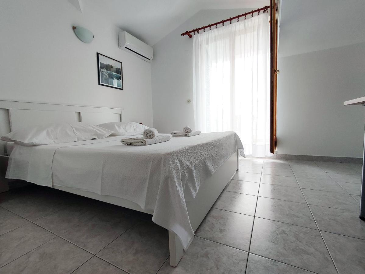 Apartments And Rooms Saric Jadrija Exterior foto