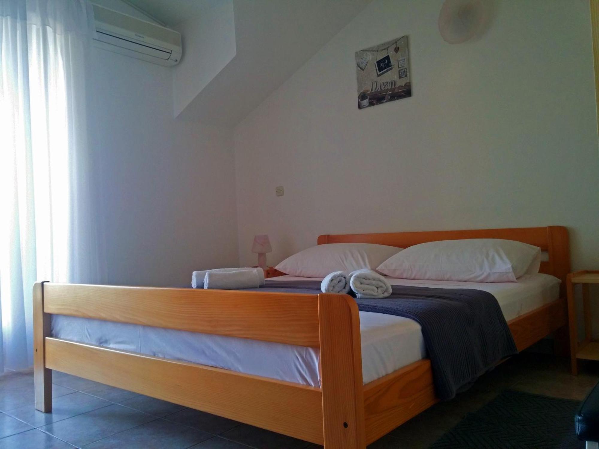 Apartments And Rooms Saric Jadrija Quarto foto