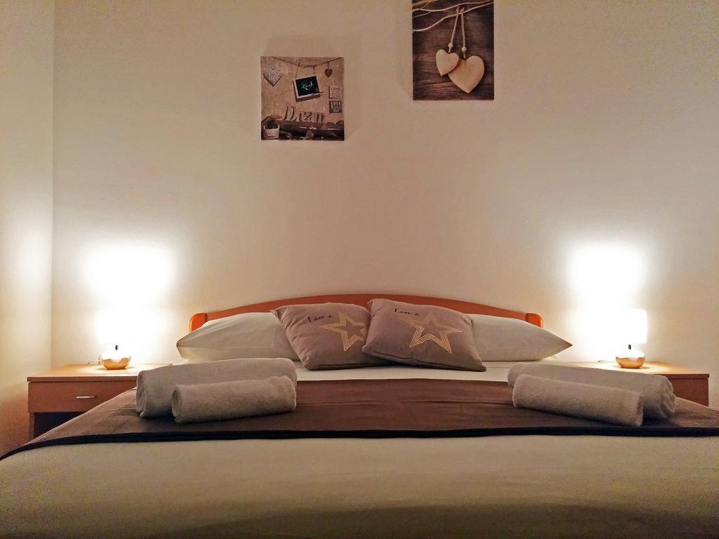 Apartments And Rooms Saric Jadrija Quarto foto